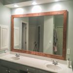 lustro łazienkowe z ramą drewnianą
